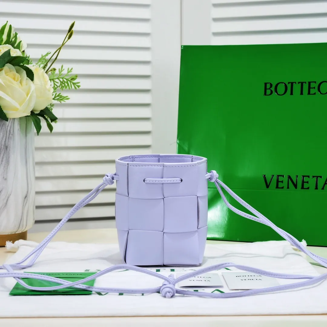 Small happy purple🔻Bottega veneta* new woven small bucket bag latest series# The square bag shape is matched with classic woven elements, drawstring design, minimalism, and has a very large capacity. Every color is beautiful, it is simple and elegant but has a cool style. It can be used by both men and women, and the upper body is fashionable and classy! Style number: 6611# Large size: 14*9*9cm